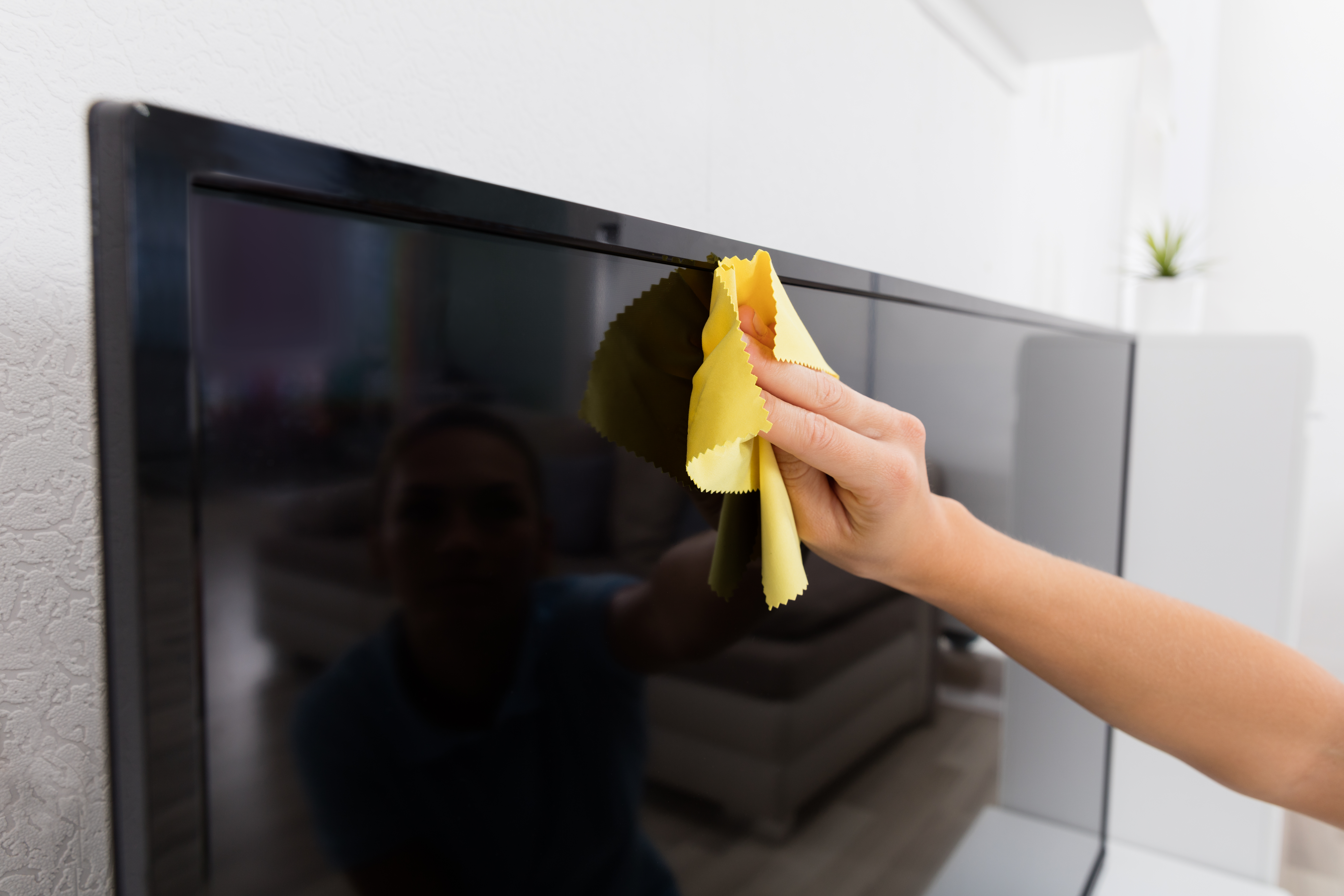Cleaning a flat screen tv with a cloth